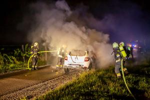 Pkw auf der Stratzinger Straße in Vollbrand