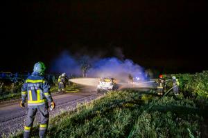 Pkw auf der Stratzinger Straße in Vollbrand