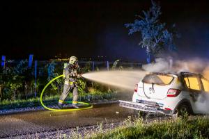 Pkw auf der Stratzinger Straße in Vollbrand