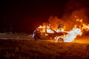 Pkw auf der Stratzinger Straße in Vollbrand