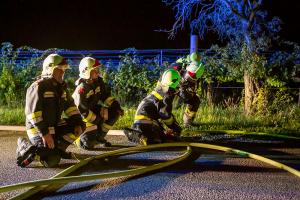 Pkw auf der Stratzinger Straße in Vollbrand