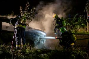 Pkw auf der Stratzinger Straße in Vollbrand