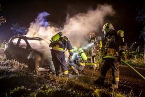 Pkw auf der Stratzinger Straße in Vollbrand