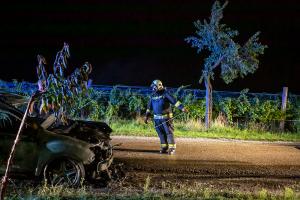 Pkw auf der Stratzinger Straße in Vollbrand