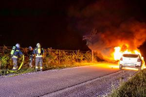 Pkw auf der Stratzinger Straße in Vollbrand