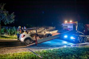 Pkw auf der Stratzinger Straße in Vollbrand