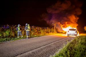 Pkw auf der Stratzinger Straße in Vollbrand