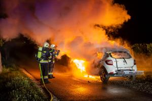 Pkw auf der Stratzinger Straße in Vollbrand