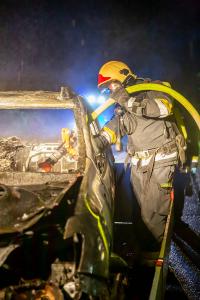 Pkw auf der Stratzinger Straße in Vollbrand