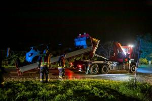 Pkw auf der Stratzinger Straße in Vollbrand