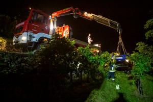 Pkw stürzt vom Pfaffenbergweg in einen Weingarten und landet am Dach