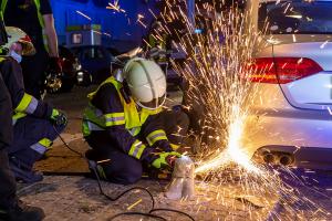 Pkw prallt in der Austraße gegen einen Laternenmast