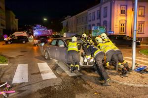 Pkw prallt in der Austraße gegen einen Laternenmast