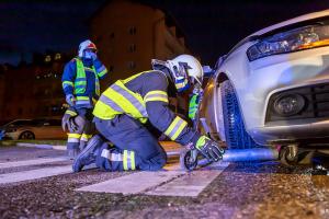 Pkw prallt in der Austraße gegen einen Laternenmast