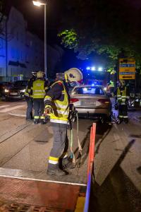 Pkw prallt in der Austraße gegen einen Laternenmast