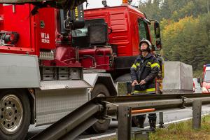 Zwei Fahrzeuge kollidieren auf der B37 im Lengenfelderamt