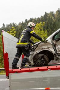 Zwei Fahrzeuge kollidieren auf der B37 im Lengenfelderamt