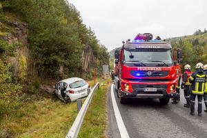 Zwei Fahrzeuge kollidieren auf der B37 im Lengenfelderamt