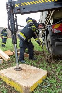 Rutschige Zufahrt zu einer Baustelle wird einem Lkw zum Verhängnis