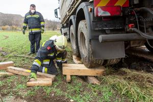 Rutschige Zufahrt zu einer Baustelle wird einem Lkw zum Verhängnis