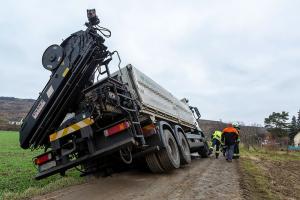 Rutschige Zufahrt zu einer Baustelle wird einem Lkw zum Verhängnis