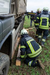 Rutschige Zufahrt zu einer Baustelle wird einem Lkw zum Verhängnis