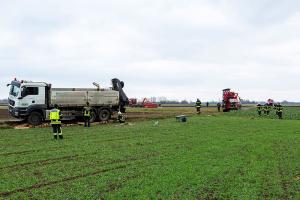 Rutschige Zufahrt zu einer Baustelle wird einem Lkw zum Verhängnis