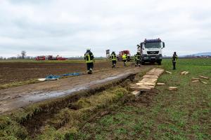 Rutschige Zufahrt zu einer Baustelle wird einem Lkw zum Verhängnis