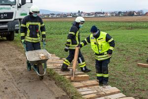 Rutschige Zufahrt zu einer Baustelle wird einem Lkw zum Verhängnis