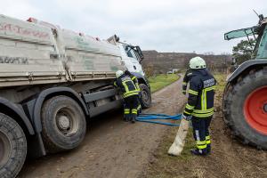 Rutschige Zufahrt zu einer Baustelle wird einem Lkw zum Verhängnis