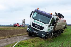 Rutschige Zufahrt zu einer Baustelle wird einem Lkw zum Verhängnis