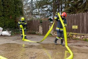 Starke Rauchentwicklung bei Brand in einer Lagerhalle