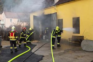 Starke Rauchentwicklung bei Brand in einer Lagerhalle