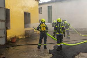 Starke Rauchentwicklung bei Brand in einer Lagerhalle