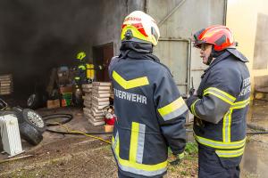 Starke Rauchentwicklung bei Brand in einer Lagerhalle