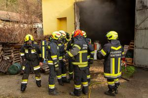 Starke Rauchentwicklung bei Brand in einer Lagerhalle