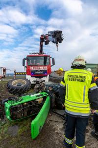 Traktor bei Abbiegemanöver umgestürzt