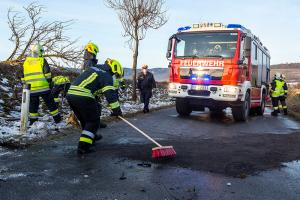 Fahrzeuglenkerin prallt mit ihrem Pkw gegen einen Baum