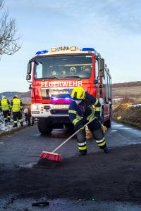 Fahrzeuglenkerin prallt mit ihrem Pkw gegen einen Baum