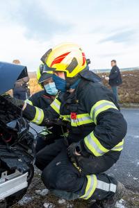 Fahrzeuglenkerin prallt mit ihrem Pkw gegen einen Baum