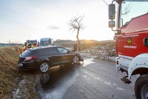 Fahrzeuglenkerin prallt mit ihrem Pkw gegen einen Baum