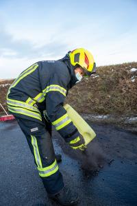 Fahrzeuglenkerin prallt mit ihrem Pkw gegen einen Baum