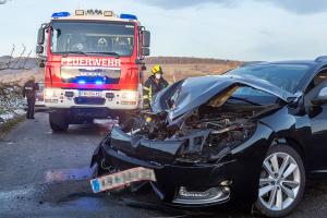 Fahrzeuglenkerin prallt mit ihrem Pkw gegen einen Baum