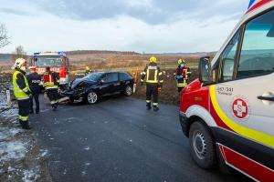 Fahrzeuglenkerin prallt mit ihrem Pkw gegen einen Baum