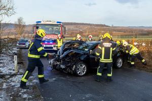 Fahrzeuglenkerin prallt mit ihrem Pkw gegen einen Baum