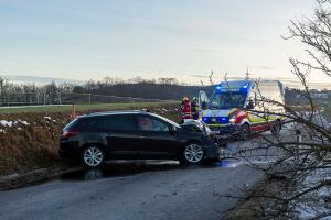 Fahrzeuglenkerin prallt mit ihrem Pkw gegen einen Baum