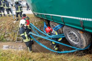 Kurve unterschätzt - Sattelanhänger rutscht in einen Wassergraben