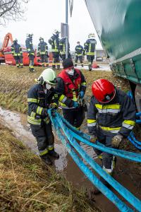 Kurve unterschätzt - Sattelanhänger rutscht in einen Wassergraben