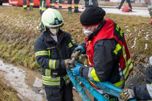 Kurve unterschätzt - Sattelanhänger rutscht in einen Wassergraben