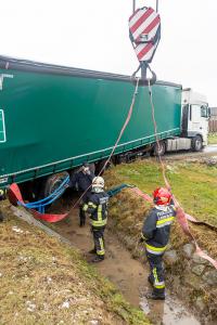 Kurve unterschätzt - Sattelanhänger rutscht in einen Wassergraben